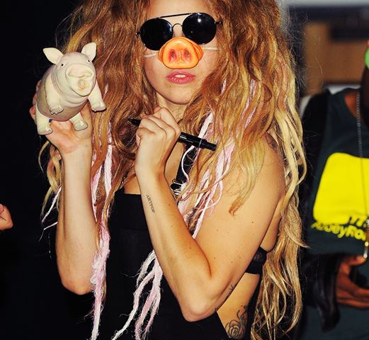 Lady Gaga signs her Pork. Galit sa PAMBABABOY.