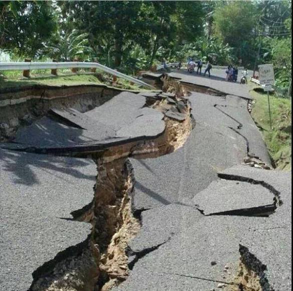 107 now confirmed dead (and counting) http://wp.me/p3Tx0A-1H http://wp.me/p3Tx0A-1E *** 7.2 Major Philippine Earthquake rocks the Visayas – Bohol (center), nearby areas Cebu, Bacolod, Iloilo, Leyte are also affected http://wp.me/p3QDQJ-g5 http://wp.me/p3QDQJ-r6 http://wp.me/p3QRCo-c6 http://wp.me/p3QRCo-bW http://wp.me/p3QRCo-bW http://wp.me/p3QDQJ-qC http://wp.me/p3QDQJ-p0