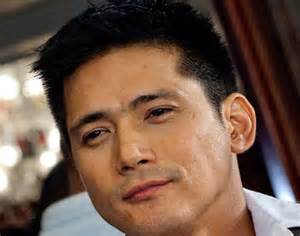 Robin/Binoy Pinabababasa sa Pwesto si Drilon at ang mga iba pang NABABOY na mga SENADOR http://balitangbalita.com/