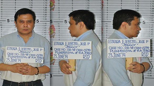 Viral celebrity pic. JAILBIRD - Senator Jinggoy Estrada mugshots. http://wp.me/p3QDQJ-FD http://wp.me/p3QDQJ-aV Take note that in the Bong Revilla mugshots, Bong was all smiles. Jinggoy has a serious demeanor here.