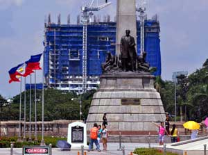 Rizal Monument photobomber DMCI Torre de Manila
