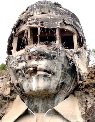 FM bombed statue