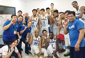 Gilas Pilipinas doing a PABEBE WAVE (of YayaDub fame).