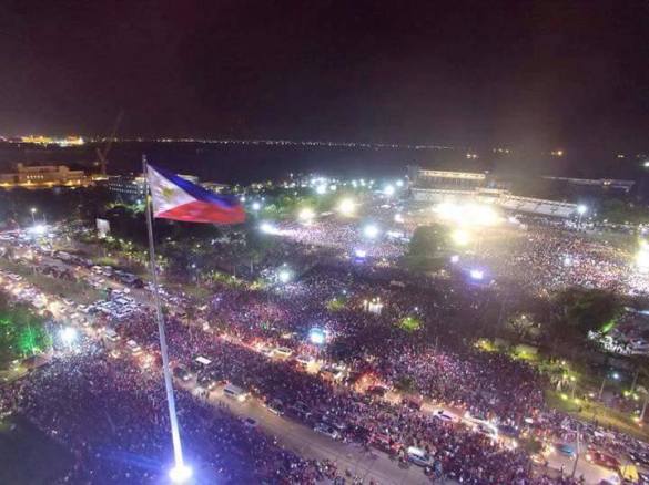 d avance crowd roxas blvd